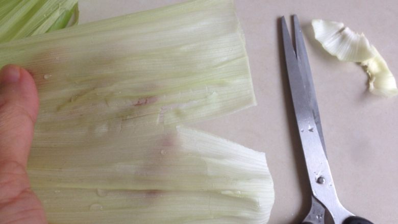 中式点心玉米粑粑,玉米外皮剪头剪尾，修剪好备用