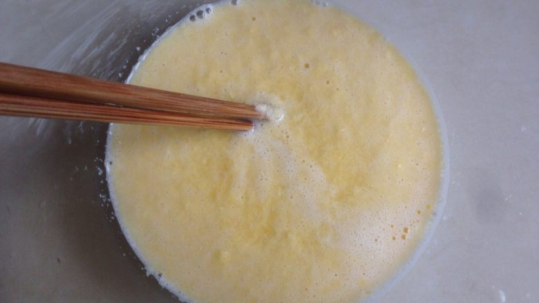 中式点心玉米粑粑,将玉米浆放进盆里，加入细砂糖，拌匀，使糖溶解。再将酵母液倒入，拌匀