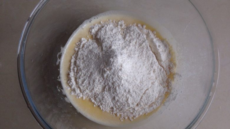 中式点心玉米粑粑,将面粉倒入，面粉量依浓稠度调节