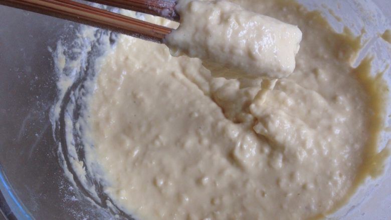 中式点心玉米粑粑,用筷子拌成如图状态