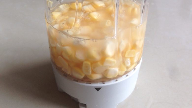 中式点心玉米粑粑,将88克玉米粒和75克清水放进搅拌机里
