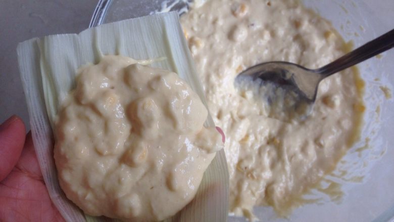 中式点心玉米粑粑,用大汤匙将面糊勺在玉米外皮1/2处，大概50克一份，总共做了7个