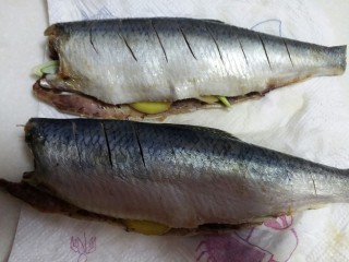 陈醋青鱼,腌制完毕用厨房纸擦干鱼身上的水分。