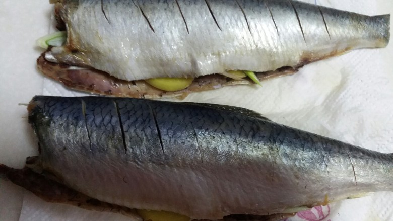 陈醋青鱼,腌制完毕用厨房纸擦干鱼身上的水分。