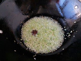 萝卜缨牛肉包子,炒锅烧热油后放入葱姜碎粒，八角煸炒出里面的水分