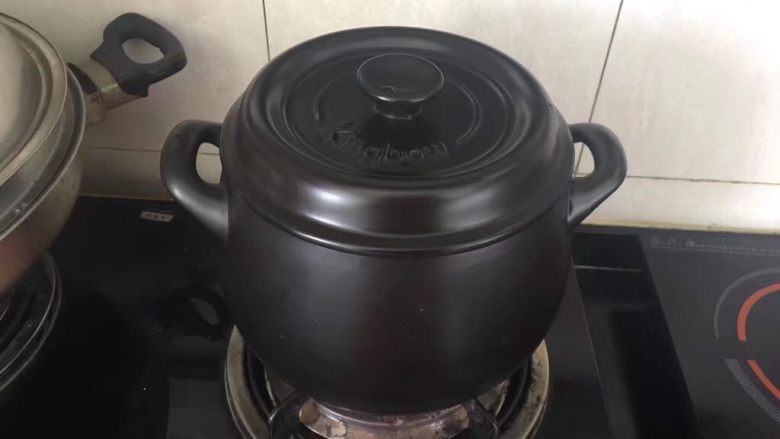 坤博砂锅－虫草冬瓜排骨汤,转小火继续煲20分钟后放入适量的盐调味即可。