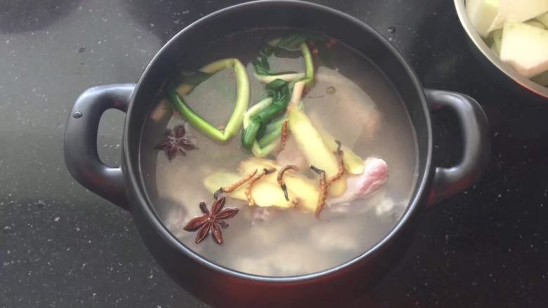 坤博砂锅－虫草冬瓜排骨汤,倒入适量的清水。
