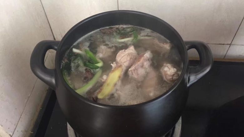 坤博砂锅－虫草冬瓜排骨汤,放在燃气灶上大火煮沸，转中小火慢煲30分钟。