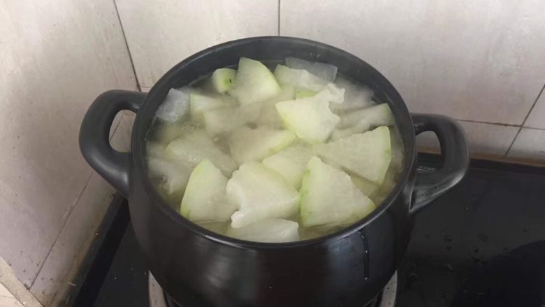 坤博砂锅－虫草冬瓜排骨汤,放入冬瓜块。
