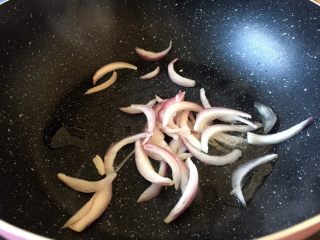 西餐之黑椒鸡丝意大利面,在锅中放少许油，洋葱放入翻炒