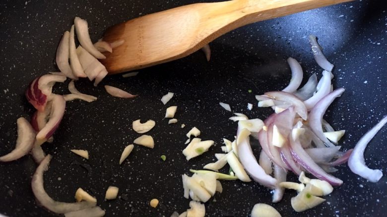 西餐之黑椒鸡丝意大利面,将大蒜去皮洗净切碎放入锅中爆香