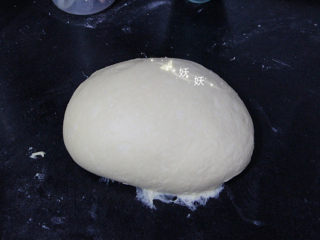 一次性发酵香葱芝士面包,加入黄油，充分混合均匀后揉至扩展状态，能拉出一般厚度的薄膜就好。