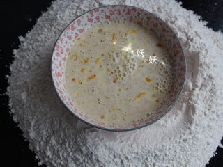 一次性发酵香葱芝士面包,将高粉，盐糖称好倒在台面上，鸡蛋液，牛奶，酵母，炼乳混合搅匀，倒入粉类。揉搓成团。