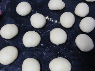 一次性发酵香葱芝士面包,分成大约80克每个的面团，搓圆。