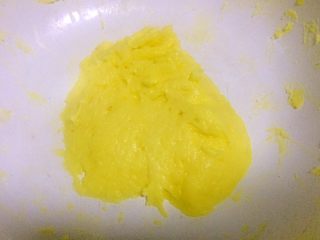 女巫的手指,黄油，糖粉，盐混合，用电动打蛋器打发至发白即可，分两次到三次放鸡蛋液。打发至黄油和鸡蛋液混合均匀。