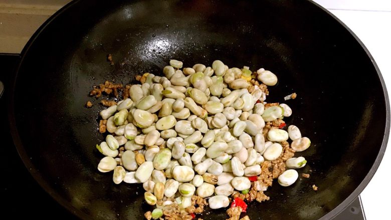 肉末蚕豆,加入煮好的蚕豆