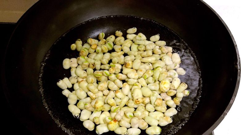 肉末蚕豆,锅里加入冷水烧开后放入蚕豆，煮4分钟豌豆8分熟就捞出来沥干水分