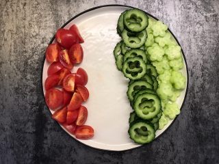 彩虹沙拉,取一个大盘，将蔬菜摆放成长条状