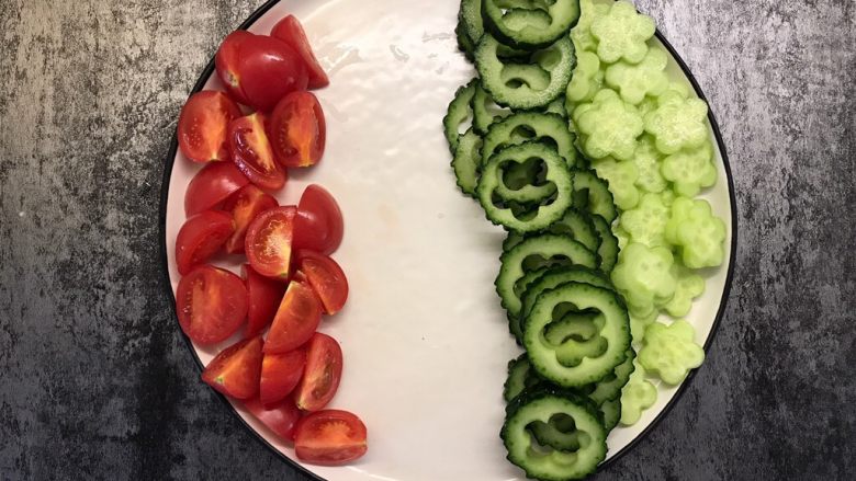 彩虹沙拉,取一个大盘，将蔬菜摆放成长条状