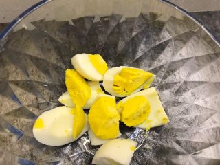 彩虹沙拉,鸡蛋煮熟后切成小块