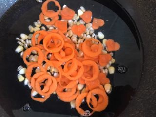 彩虹沙拉,玉米粒和胡萝卜粒一同放入锅中焯熟