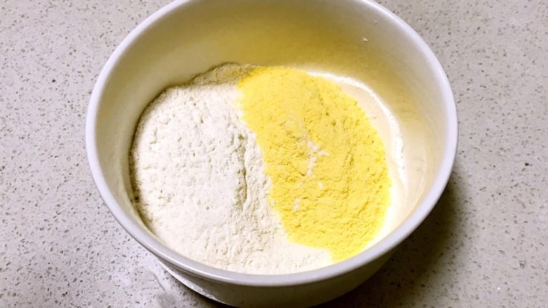 二合面葱花卷饼,把白面和玉米面放在碗里