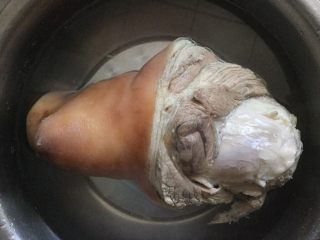 卤煮肘子,煮过的猪肘子用快刀刮去猪毛，在次洗干净。