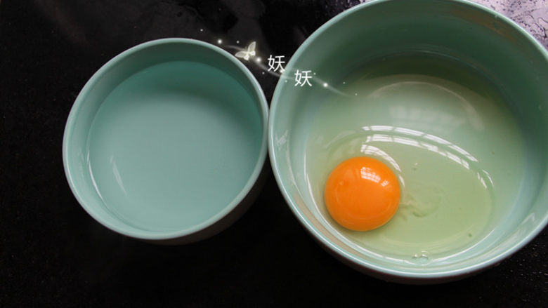 小猪水蒸蛋,往鸡蛋里加的水我们用开水，没错，你没有看错，是滚烫的刚烧开的开水，水量大约是鸡蛋的一倍到一点五倍。
