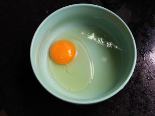 小猪水蒸蛋,鸡蛋打入碗中，鸡蛋一定要新鲜