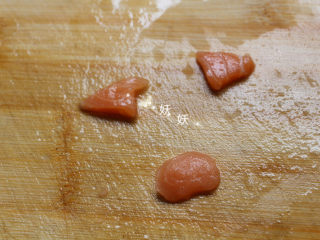 小猪水蒸蛋,蒸蛋的时间我们把三文鱼切两个三角形和一个椭圆形。蔬菜水果的话也是一样，切出形状就行了。