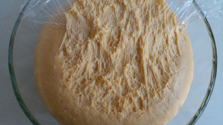 南瓜花卷,发酵好的面团呈蜂窝状