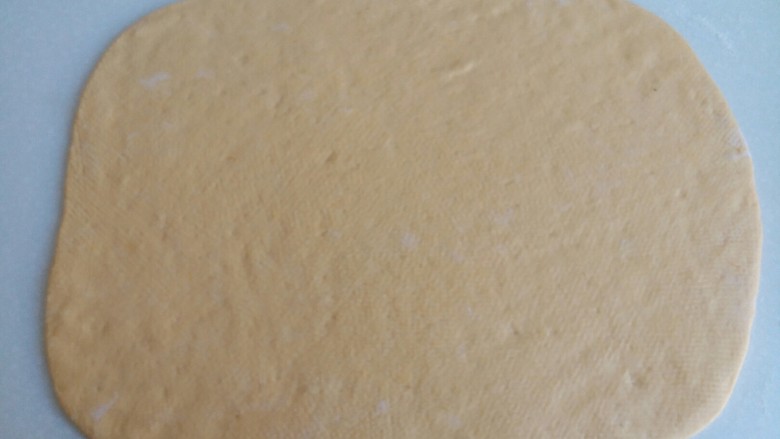 南瓜花卷,取出面团在案板上揉成光滑面团后分成两个小面团，取一个擀成长方形，在上面撒适量盐抹均匀