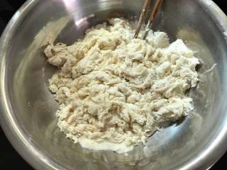 #中式点心#贝壳花卷,取150克面粉，水75克，糖35克，酵母1.5克，和成原色面絮。
