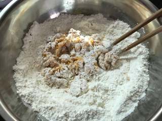 #中式点心#贝壳花卷,取150克面粉，南瓜泥95克，酵母1.5克，和成南瓜面絮。