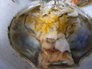 蒸大闸蟹,蟹盖中间的呈三角锥形的蟹胃也丢弃不好。