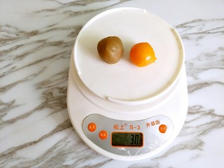 广式月饼,蛋黄和莲蓉馅合起来称重30克