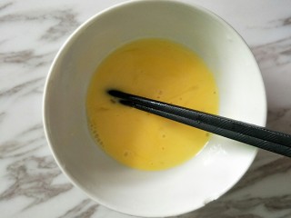 广式月饼,一个蛋黄+1/4蛋白+15克水调成刷面蛋液
