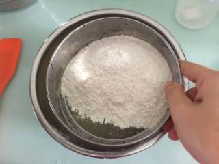 Fluff棉花糖戚风蛋糕,筛入低粉和奶粉