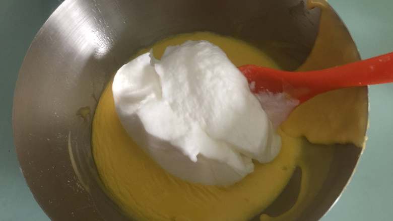 Fluff棉花糖戚风蛋糕,把1/3的蛋白霜加入到蛋黄面糊里