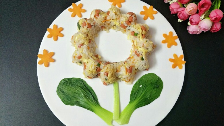 幸福的像花儿一样(宝宝餐),用模具把炒好的米饭压出花形，装饰上青菜、胡萝卜花