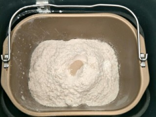 抹茶蜜豆吐司,面团材料除抹茶粉和黄油外，其余材料放入面包机，按先液体后粉类的顺序，盐跟糖对角线分开放，酵母埋面粉中间，揉成光滑的面团