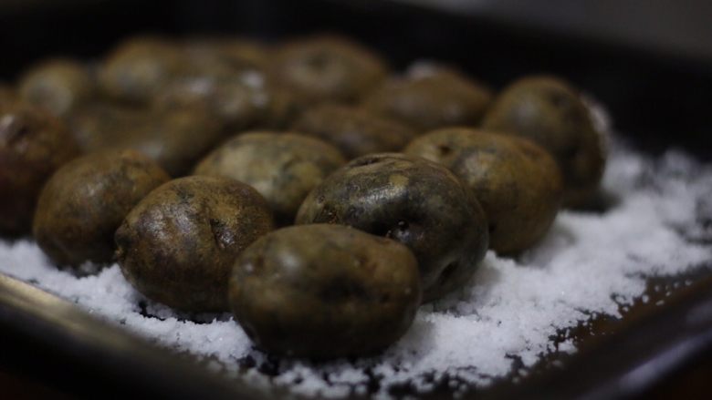 煎马铃薯四季豆配鸡油菌,烤盘上铺上海盐，马铃薯不需要去皮直接放在盐上，用170度烤至熟软