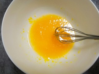 家有烤箱～蔓越莓小小酥,再加入一个蛋黄搅拌均匀
