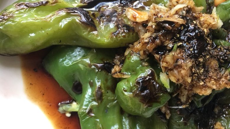 虎皮青椒,拌匀后腌制几分钟后食用口感更佳。