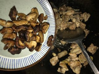沙茶酱焖香菇鸡,倒入香菇一起炒