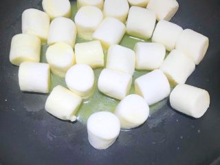 多味牛轧糖,加入棉花糖，用硅胶材质的刮刀轻轻压拌，让棉花糖慢慢融化