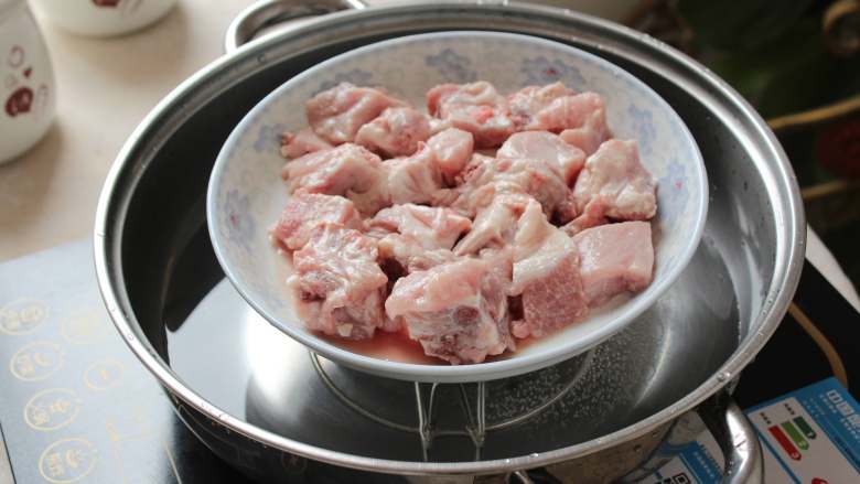 山药排骨汤,将排骨放入锅中，隔水蒸5-15分钟，蒸到肉刚刚变色即可；