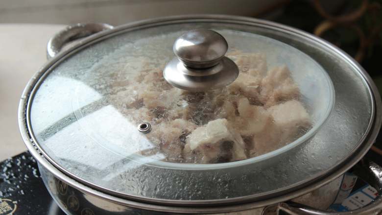 山药排骨汤,隔水蒸就是为了让排骨更鲜嫩，所以不要蒸太久，否则肉就老了，这个步骤就浪费了；