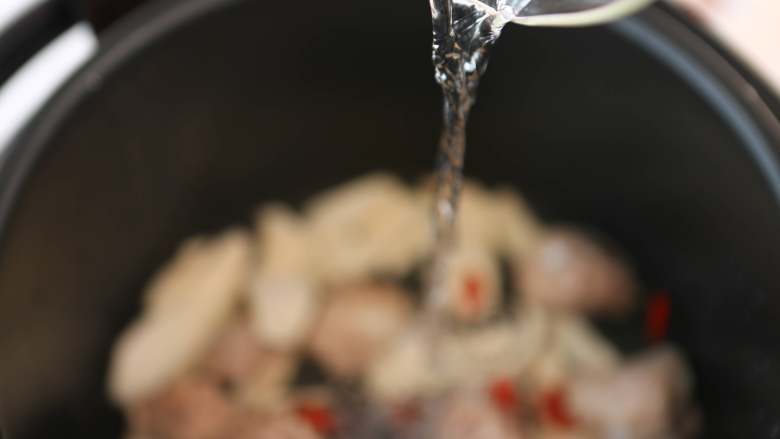 山药排骨汤,加入水,盖上盖子，按下煲汤键；（45分钟左右）这样煮的肉会很烂；