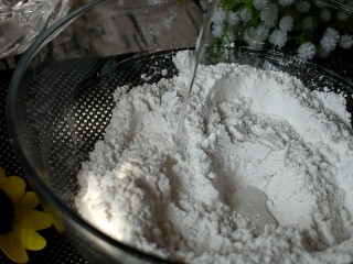 红糖雪蒸糕,缓慢加入清水，边加入边搅拌